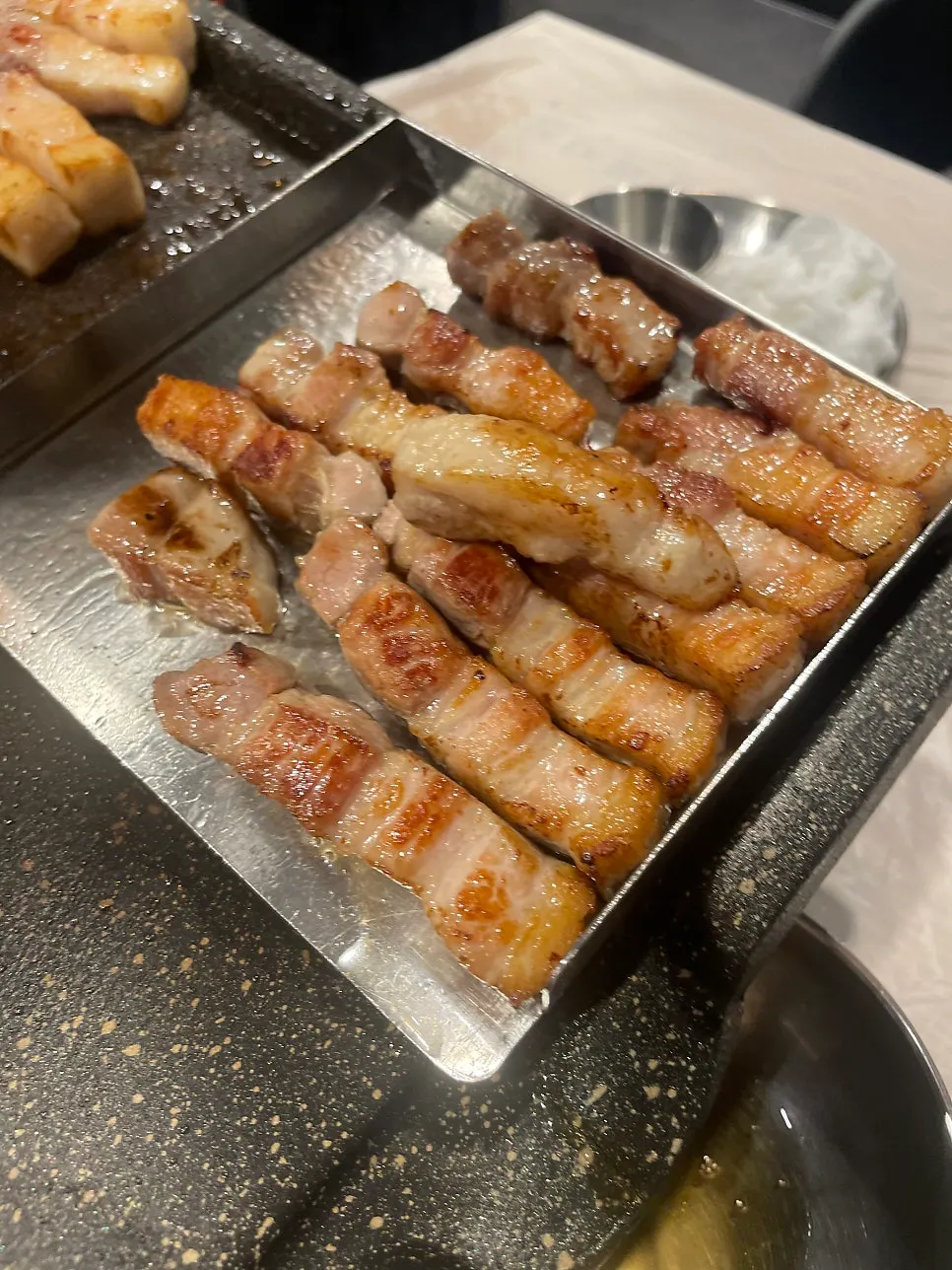 멜젓소스에 찍은 고기