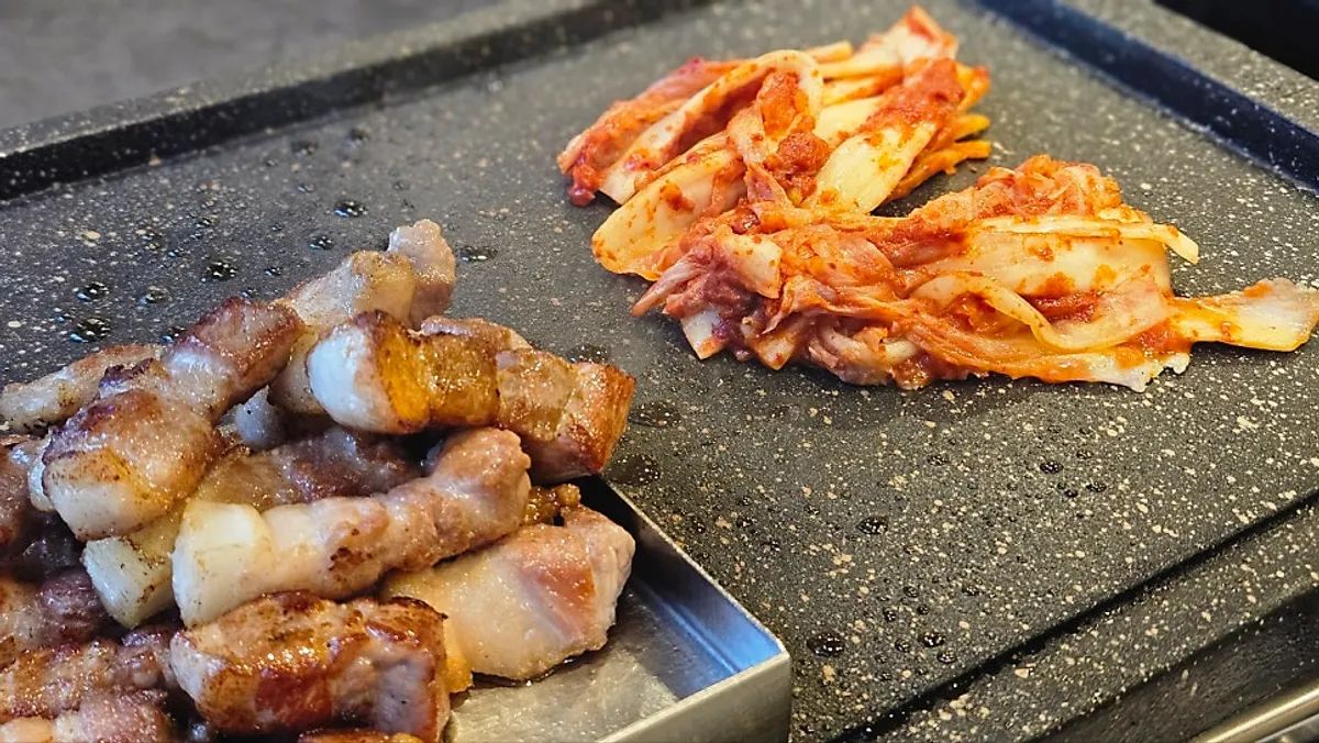노릇하게 구워진 삼겹살 클로즈업