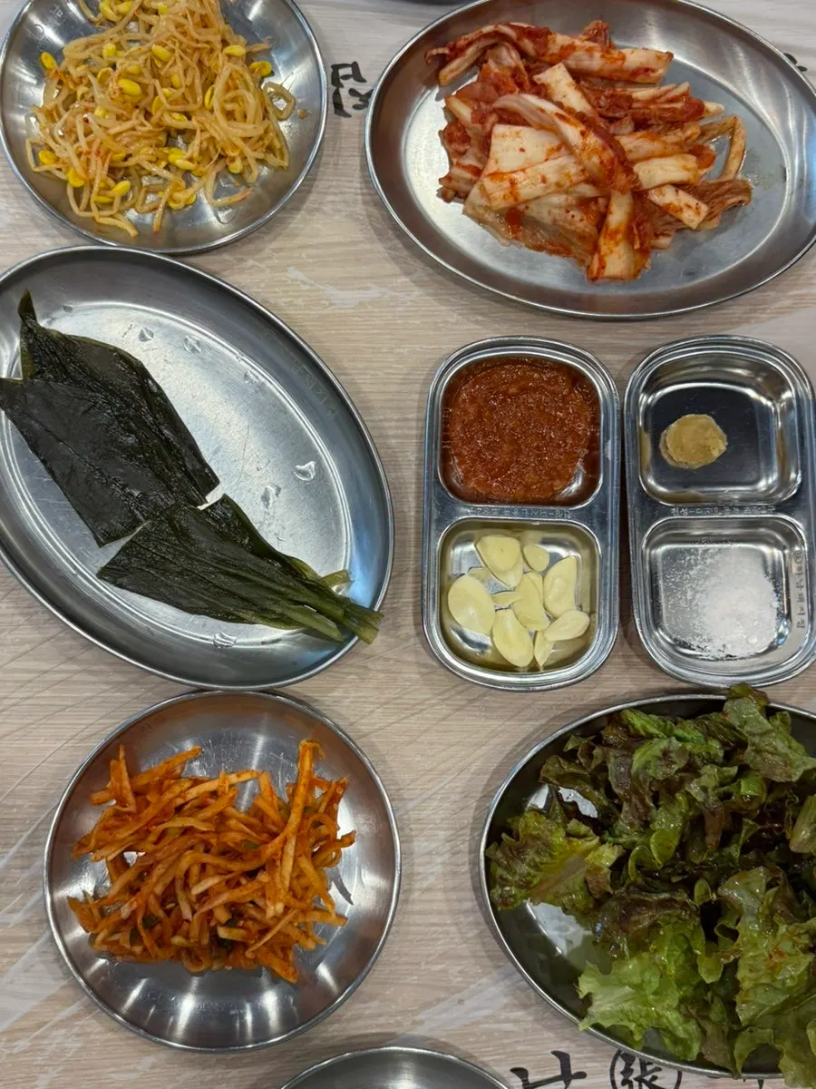 김치와 나물로 차려진 기본찬 상차림