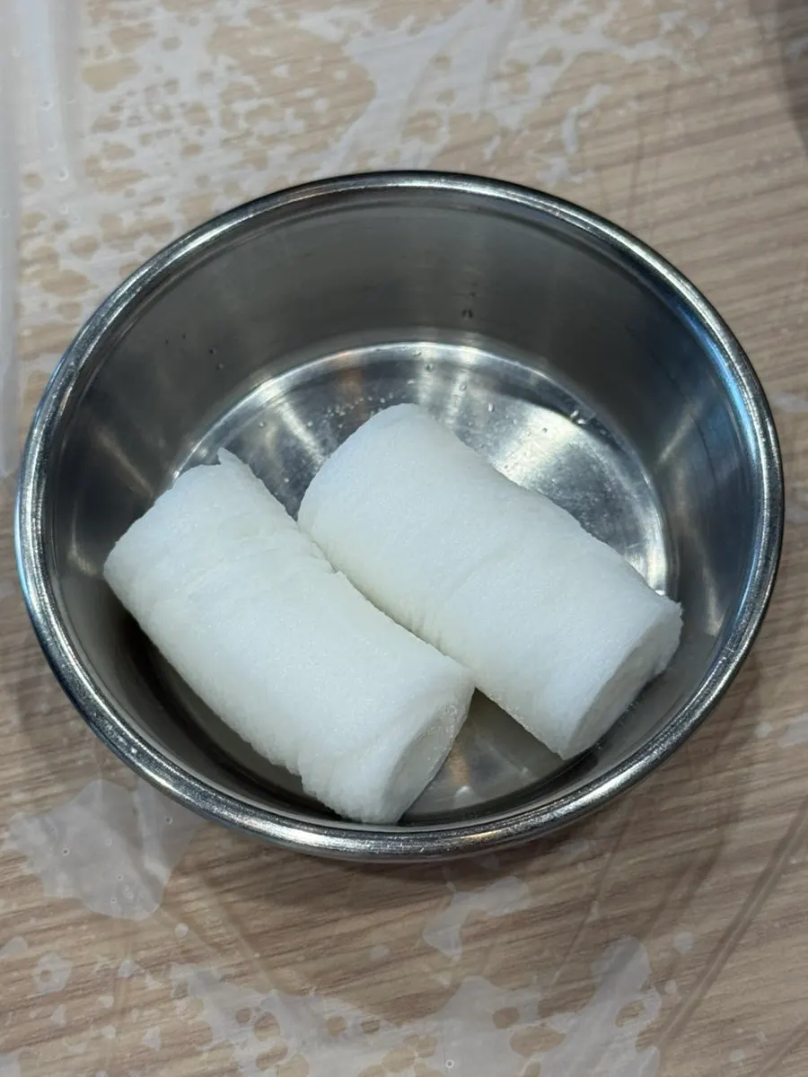 명이나물과 상추무침 등 밑반찬