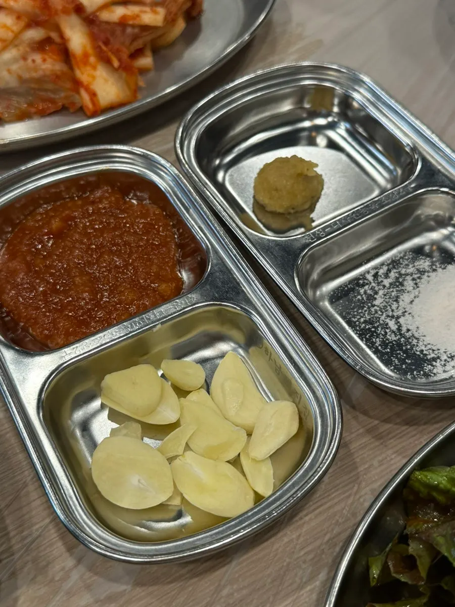 쌈장과 마늘, 와사비 소금 소스 세팅