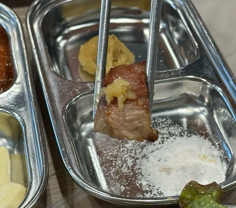 와사비 소금에 찍어 먹는 돼지고기