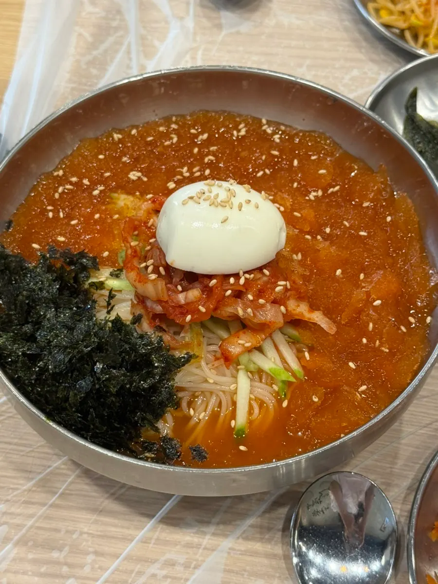 살얼음 육수에 계란 올라간 김치말이국수