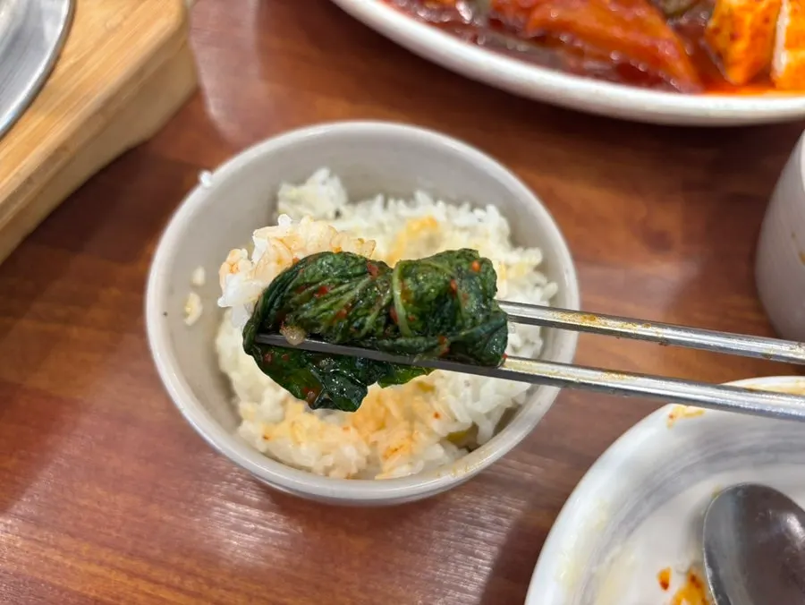 솥밥과 코다리조림을 함께 담은 상차림