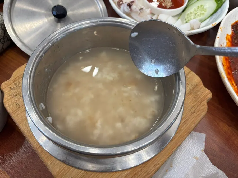 밥에 시래기와 반찬을 올린 한 입