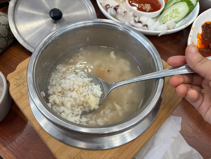 밥그릇에 담은 코다리 살과 반찬