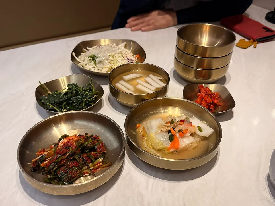 파김치와 샐러드 반찬 상차림