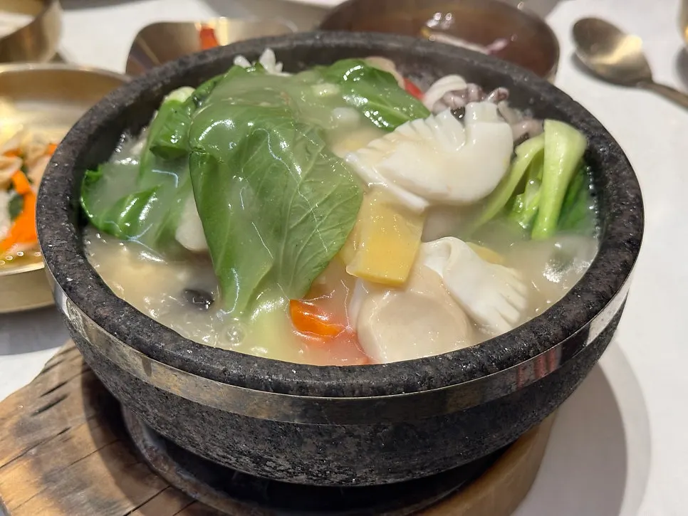 돌솥 해물누룽지탕과 탕수육 상차림