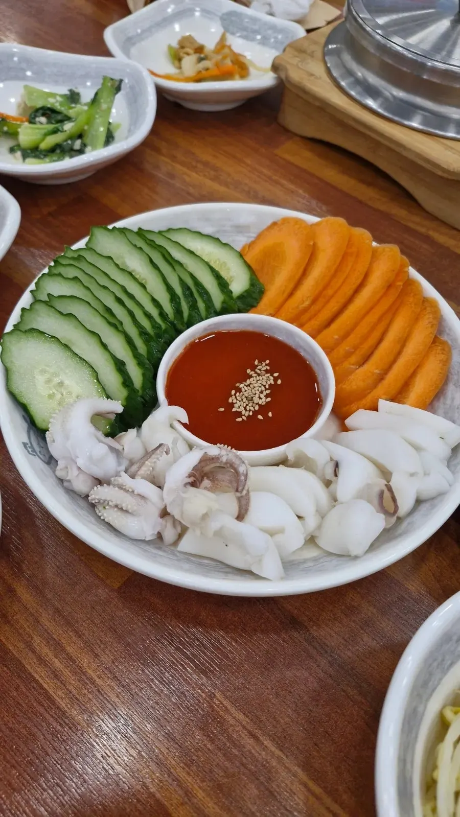 미역냉국과 콩나물 밑반찬 구성