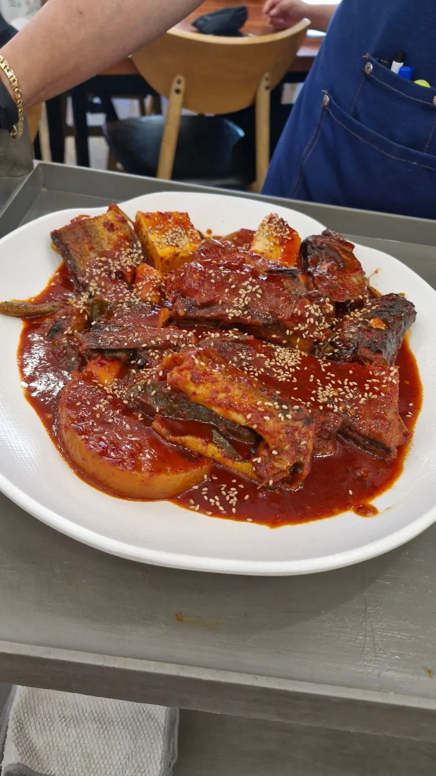 바삭한 등심돈까스와 양념 밴 무