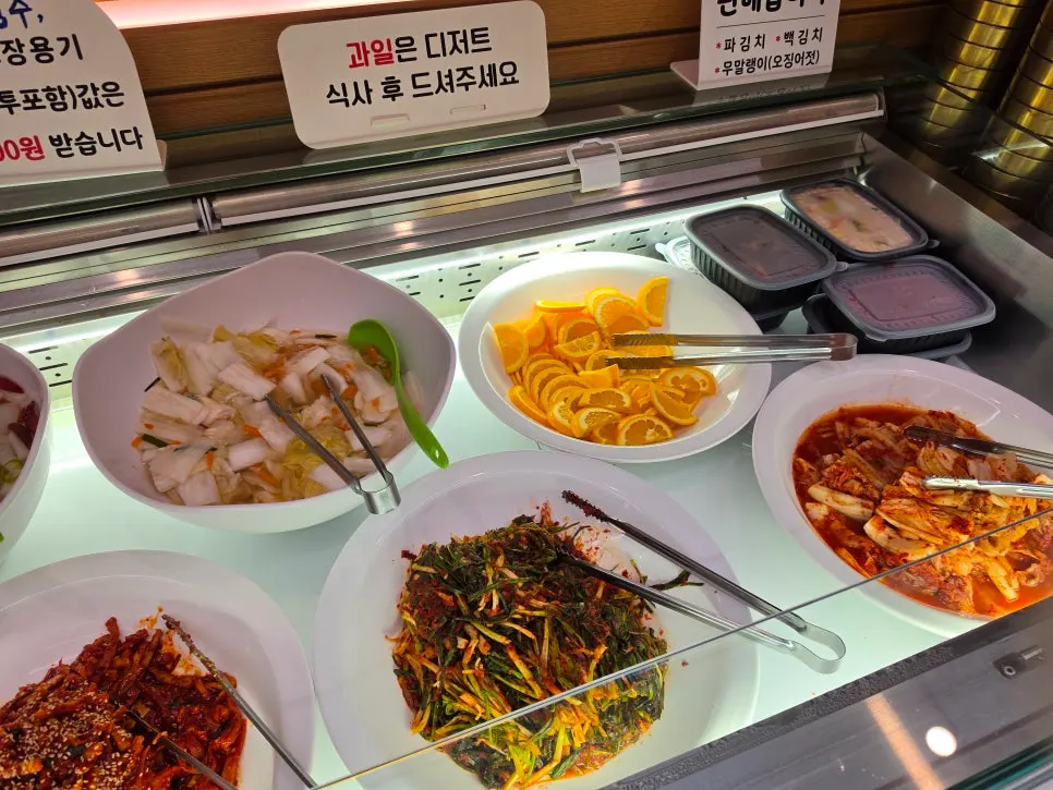 Kimchi side dishes served alongside the nurungjitang