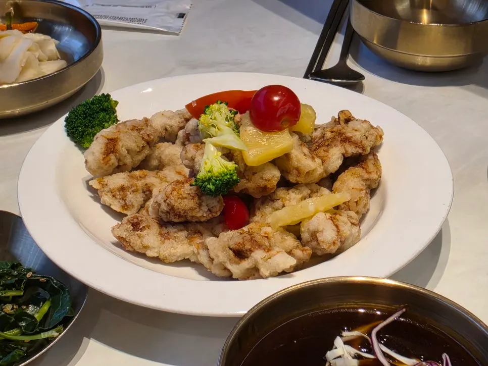 Tangsuyuk served with dipping sauce on the side