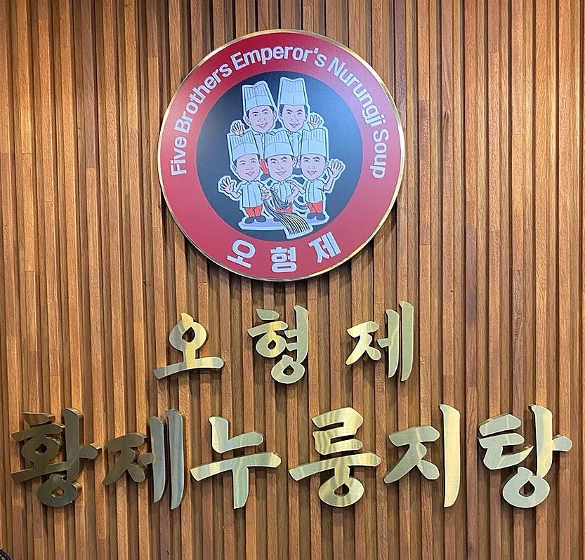 매장 입구와 주차 공간