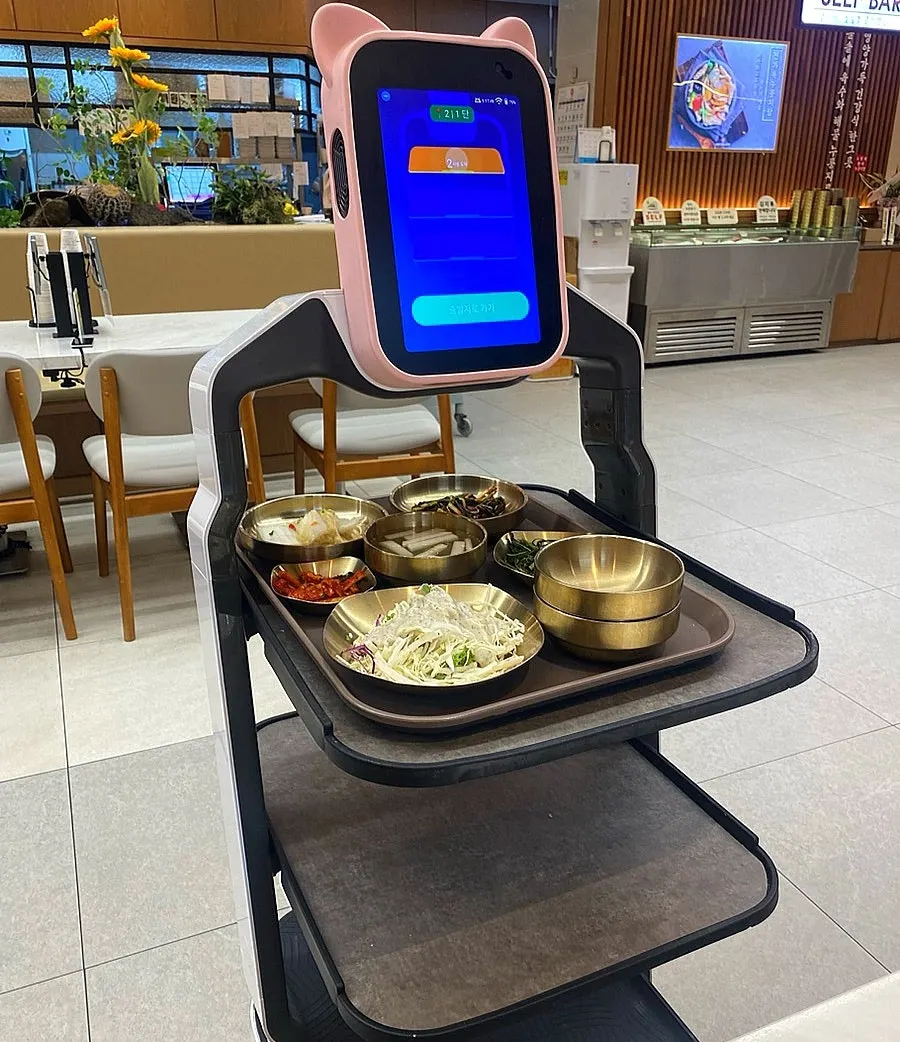 서빙 로봇이 가져다준 기본 반찬 한 상