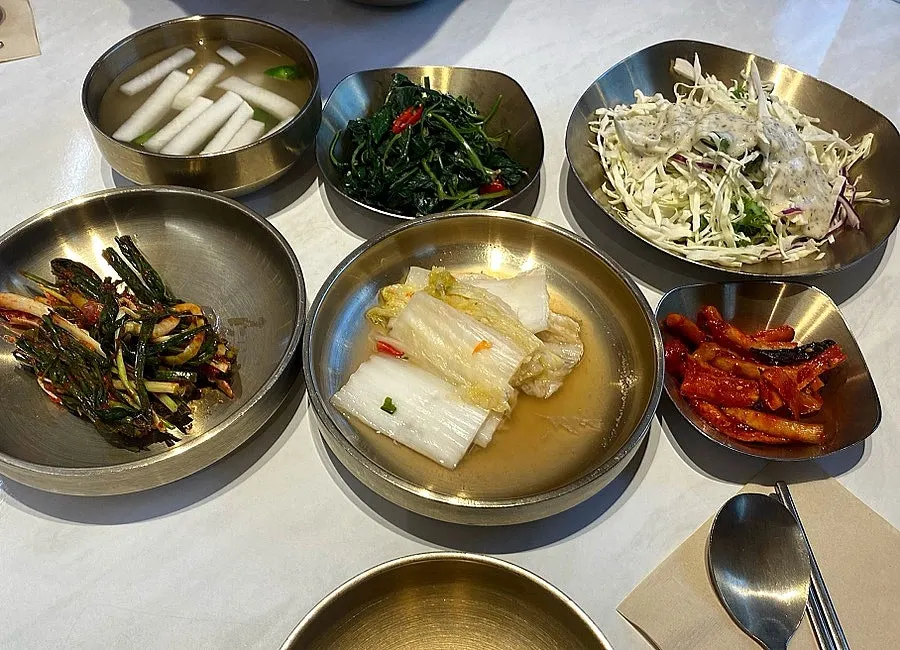 추가 반찬과 후식 과일이 있는 셀프바