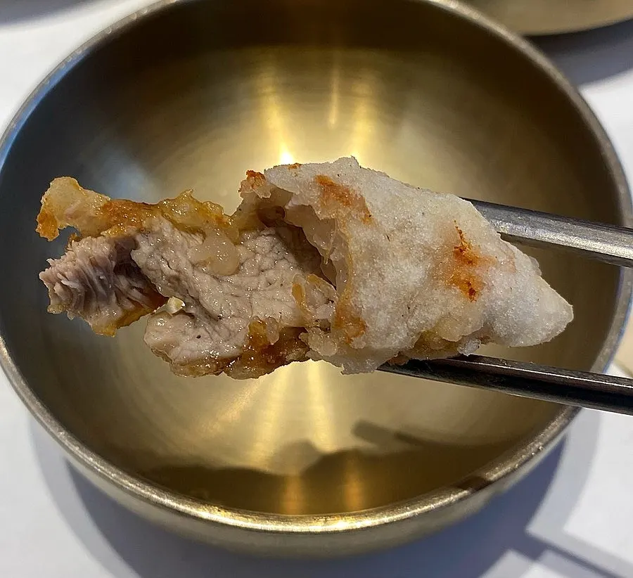 탕수육과 반찬이 함께 놓인 테이블