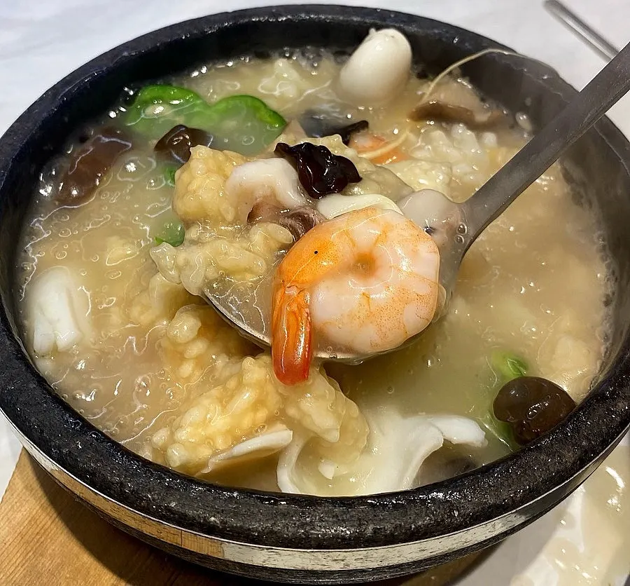 손질된 전복이 올라간 누룽지탕