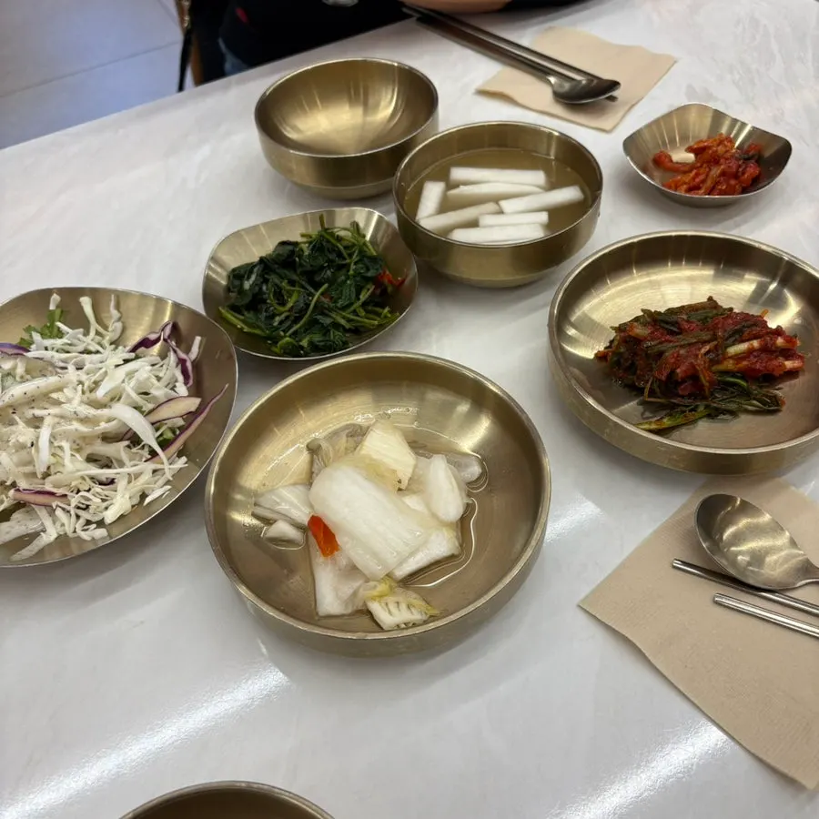 먼저 세팅된 기본반찬 상차림
