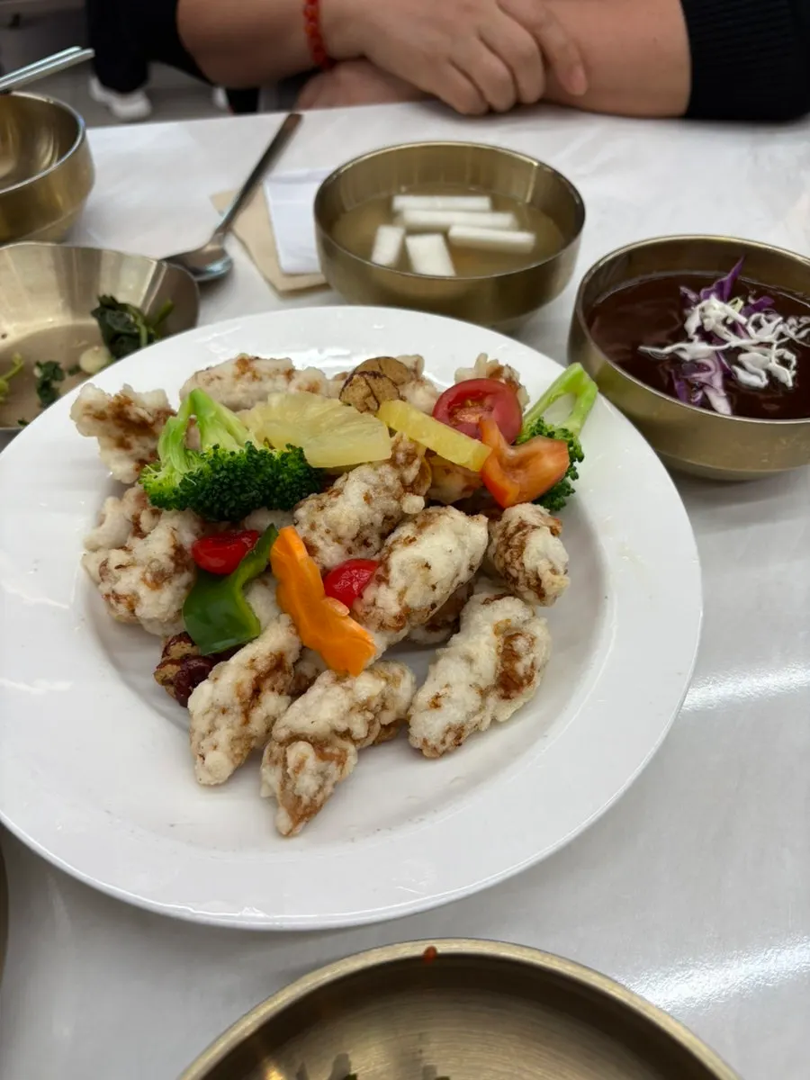 리필해 온 기본반찬 접시