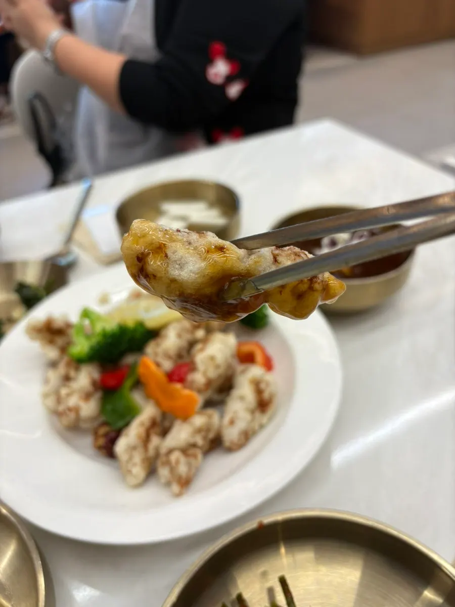 먼저 나온 생안심탕수육 한 접시