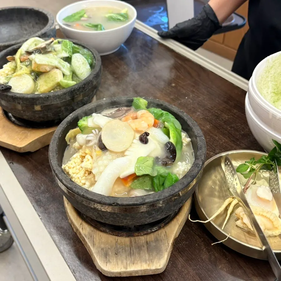탕수육 한 조각 집어 든 모습