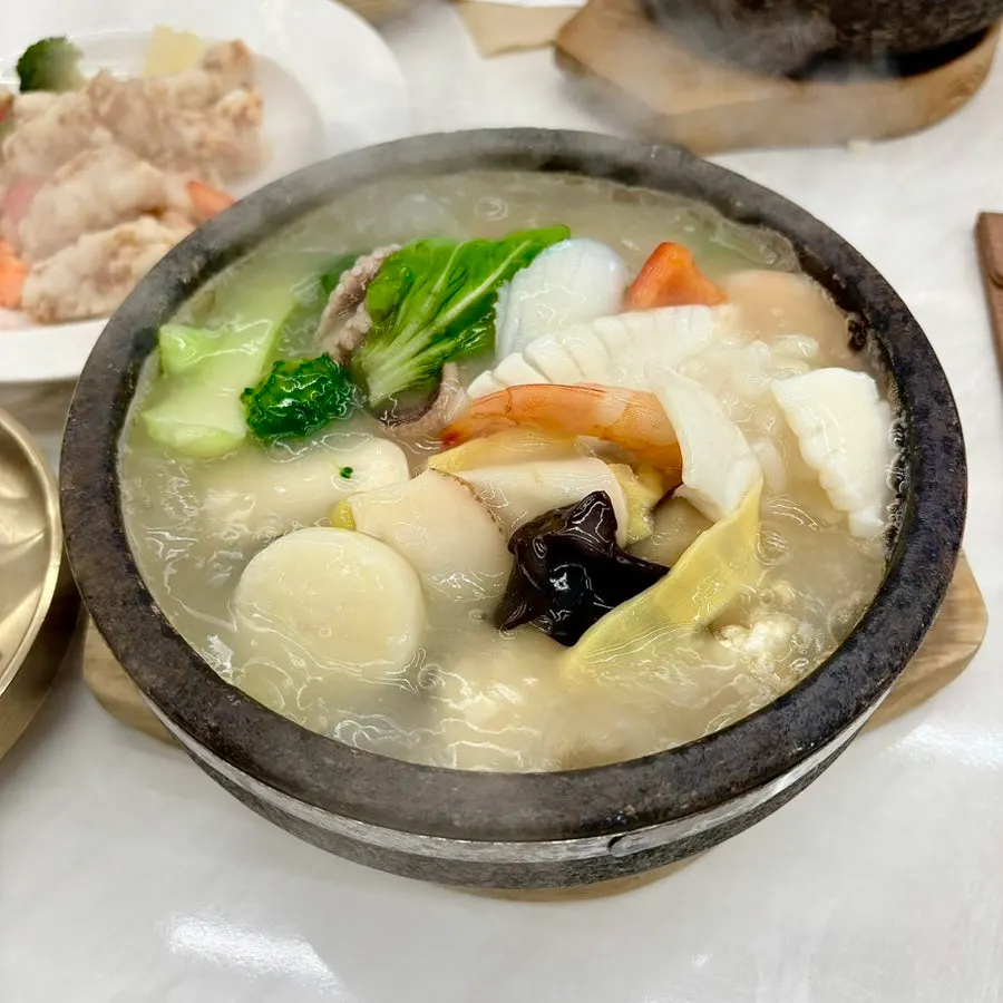 테이블에 차려진 탕수육과 반찬