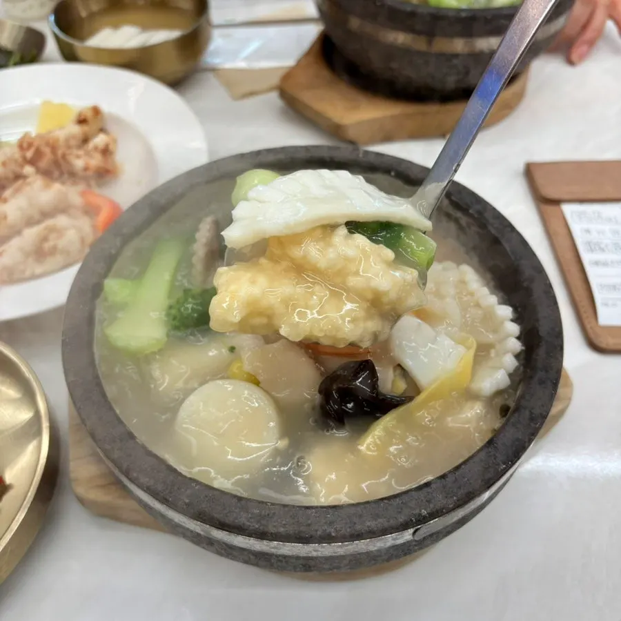 꾸덕한 누룽지탕 국물 한 숟갈