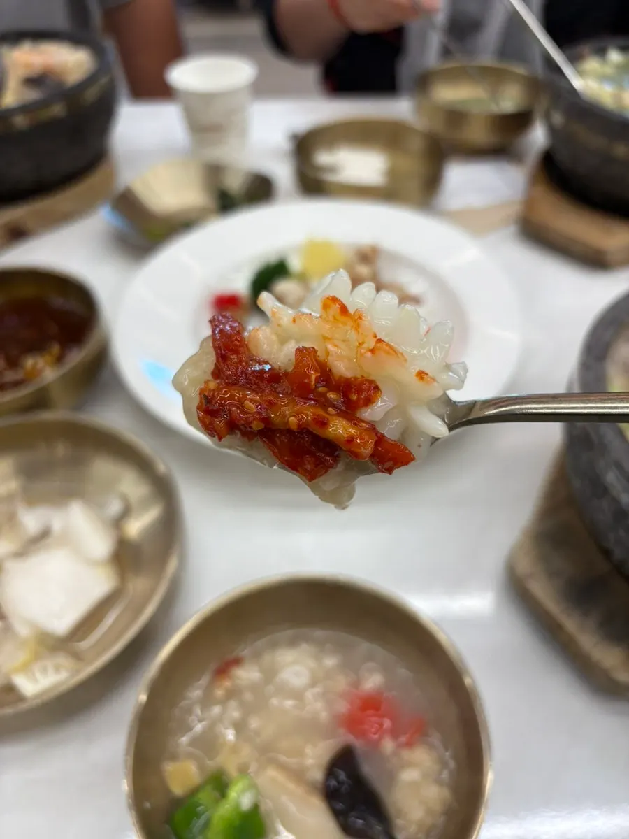 해물누룽지탕과 탕수육이 놓인 식사 상차림
