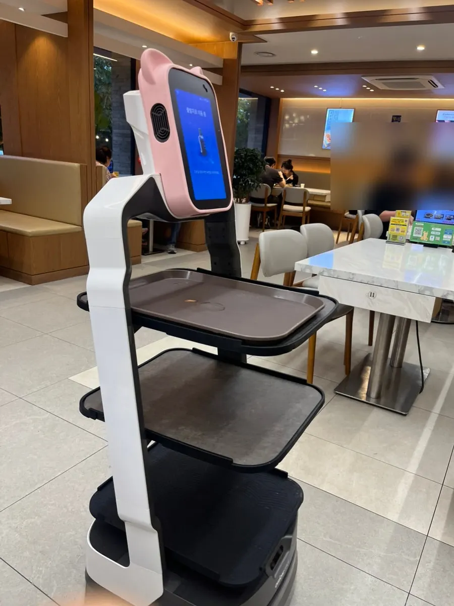 테이블 간격이 넉넉한 넓은 홀 좌석
