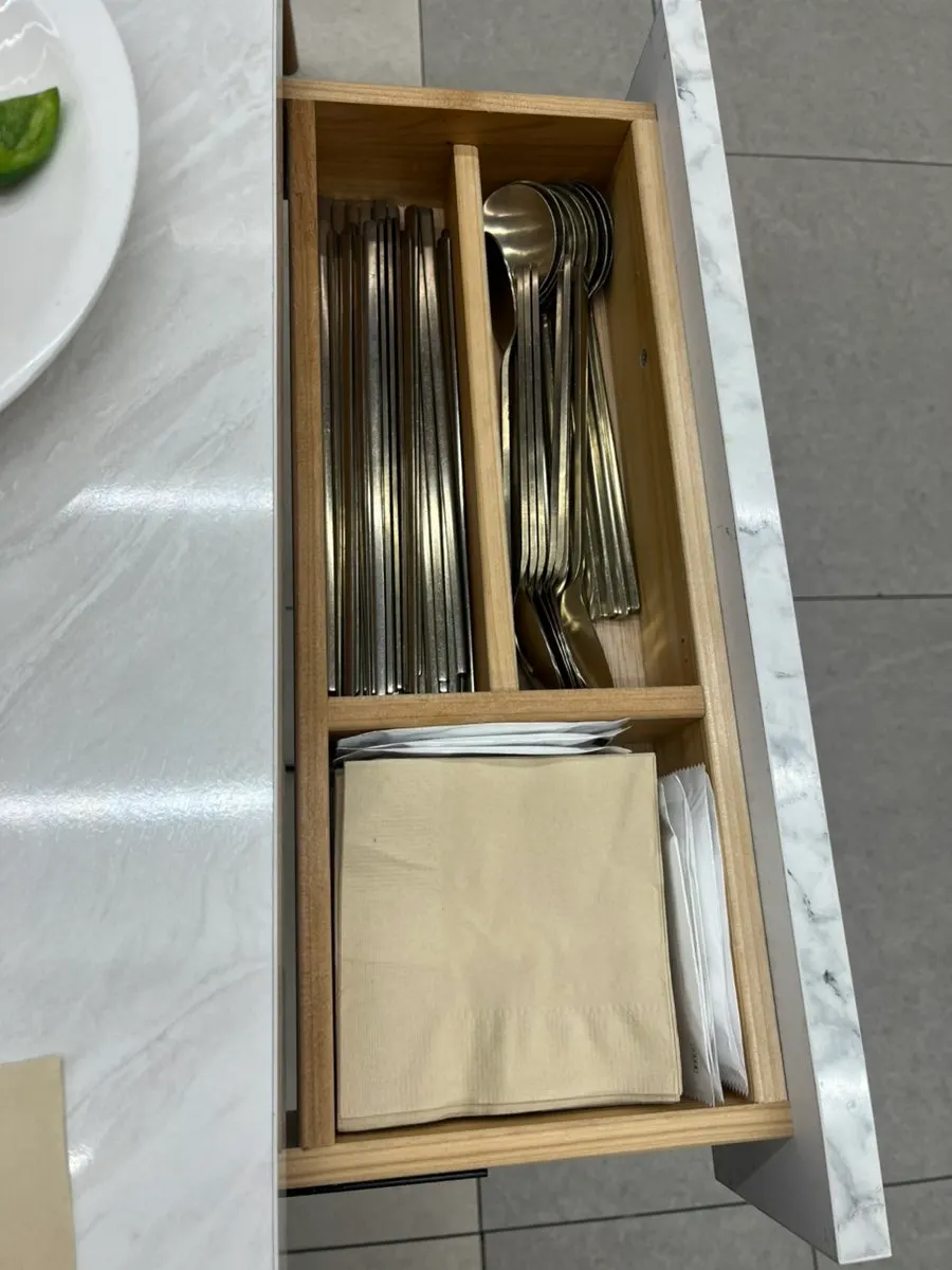 밑반찬을 싣고 다가오는 서빙 로봇