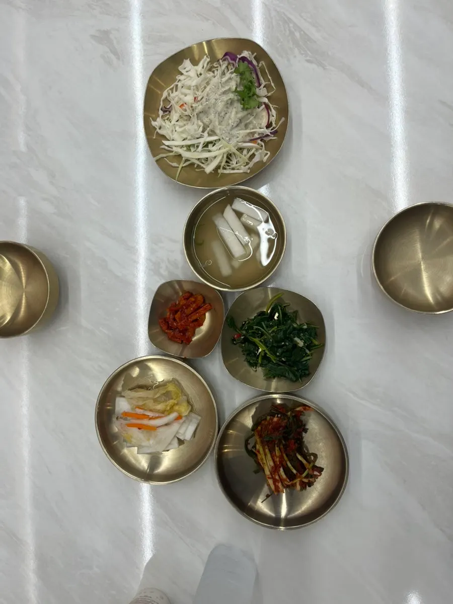 테이블에 세팅된 기본 밑반찬 상차림