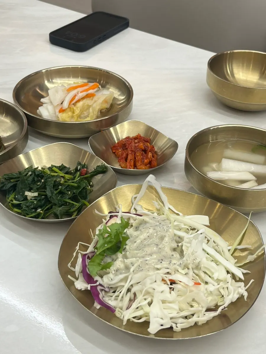 오징어젓갈과 김치 등 기본 반찬 접시