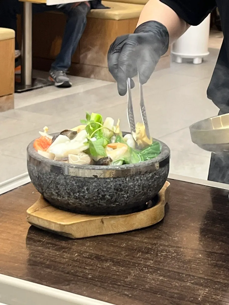 김이 피어오르는 전복 누룽지탕