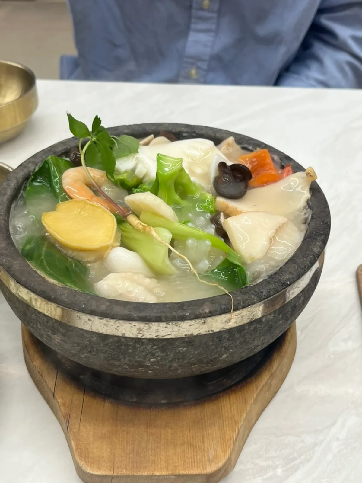 그릇에 덜어낸 전복 누룽지탕 한 국자
