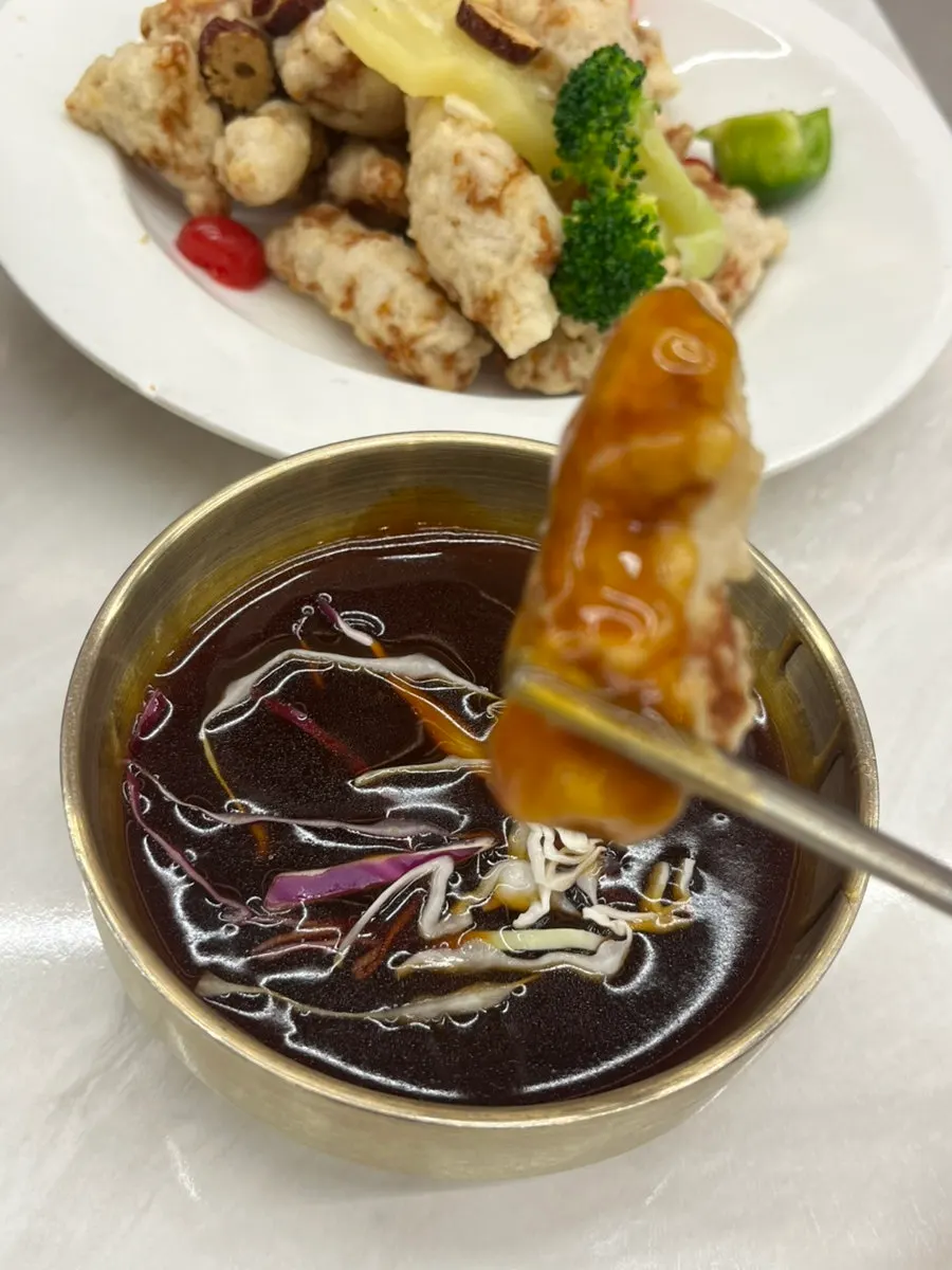 겉바속촉 단면이 보이는 탕수육 조각
