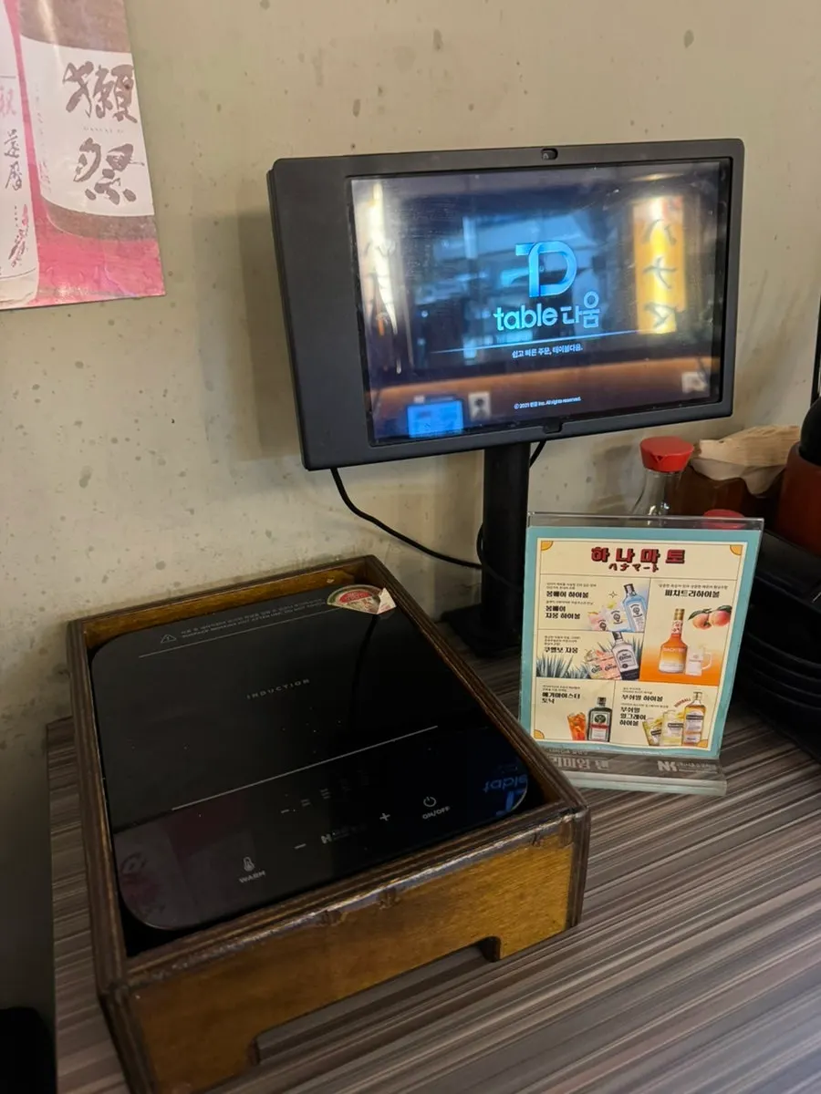 테이블에 비치된 주문용 키오스크 모니터