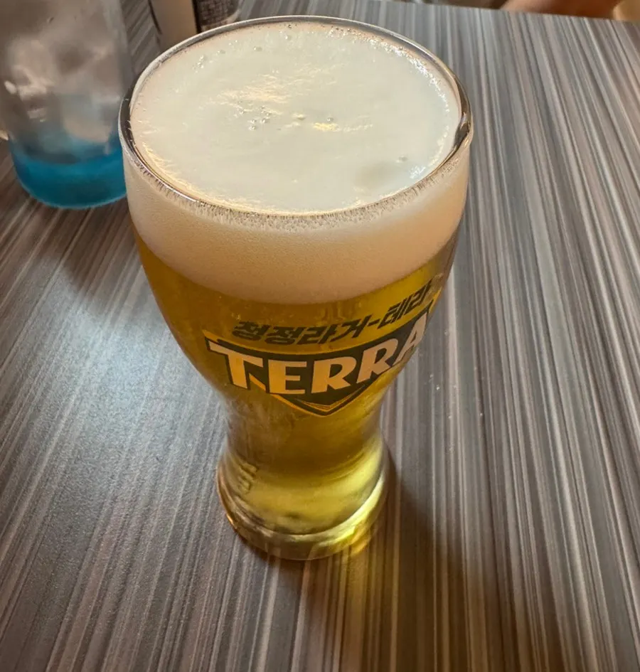 테라 청정라거 생맥주 한 잔