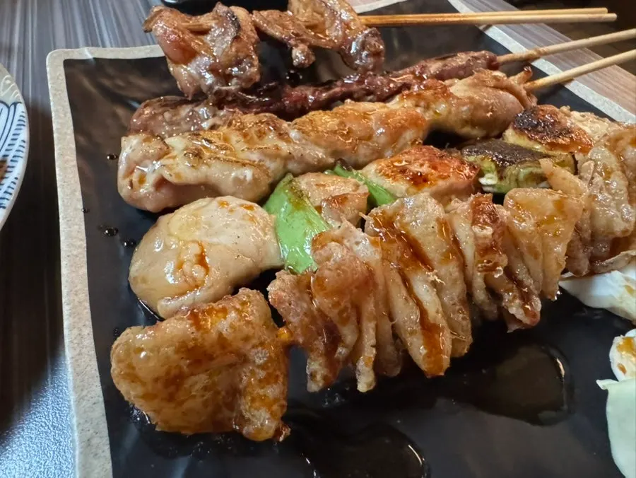 닭껍질과 염통 등 야키토리 꼬치 구성