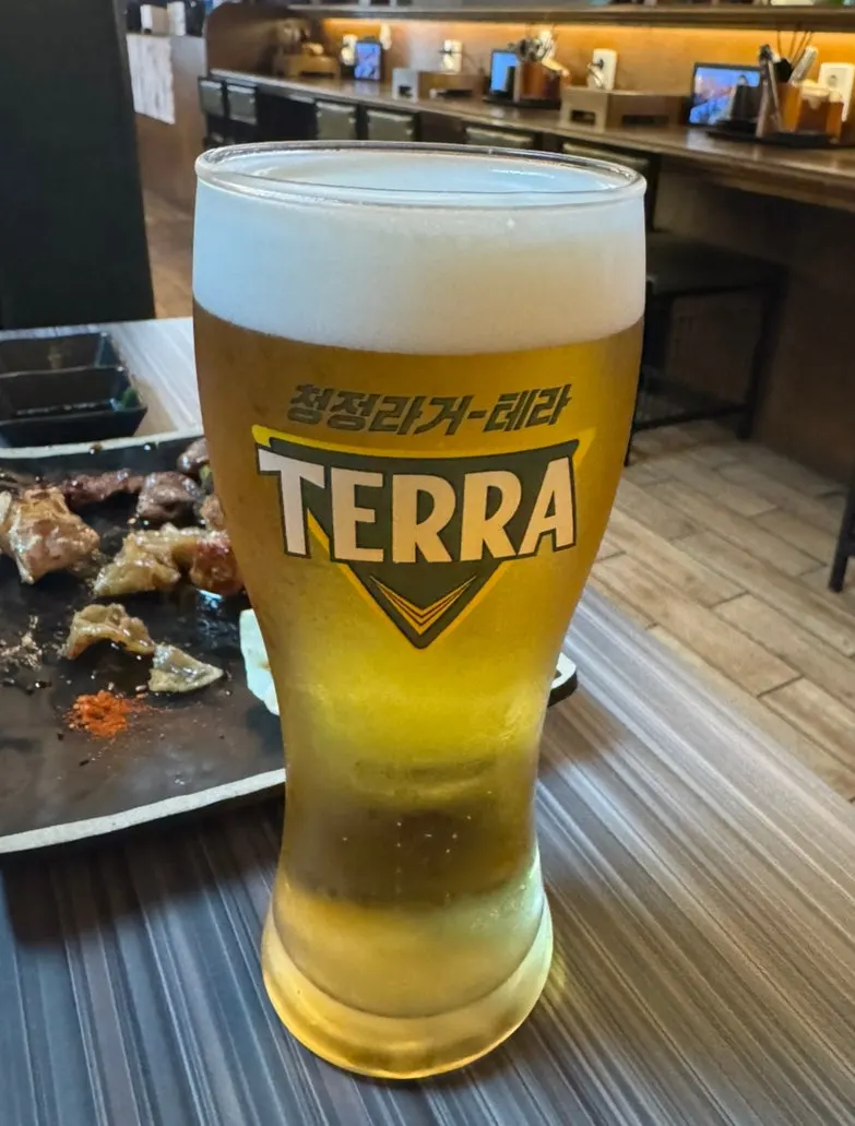 추가로 주문한 생맥주 한 잔