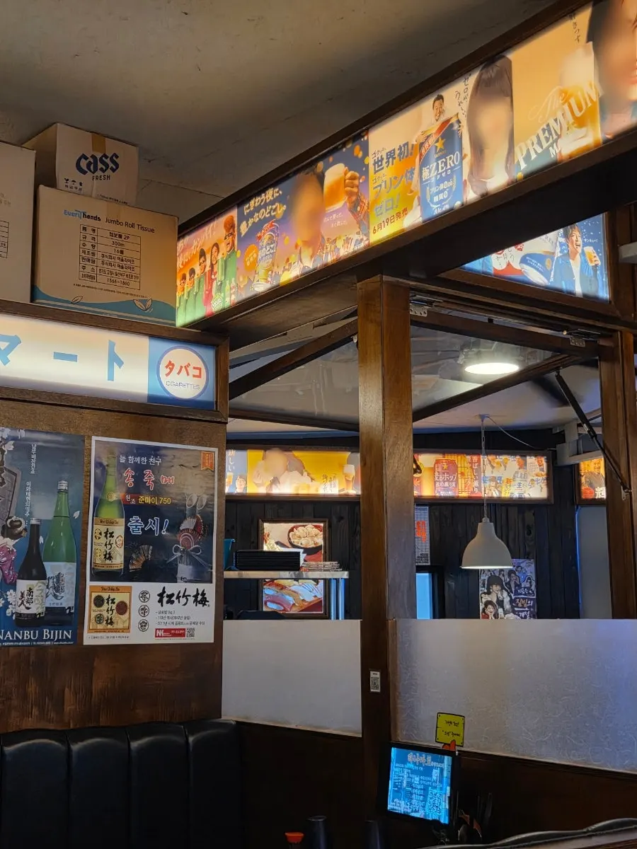 Nearly full second-floor seating at Hanamato