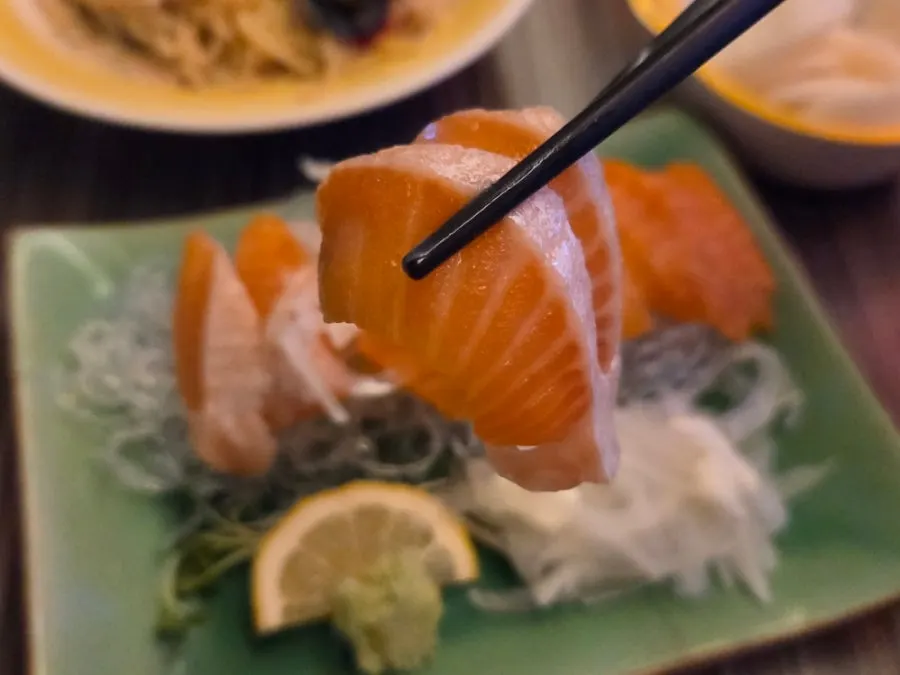 A plate of ₩15,000 salmon sashimi