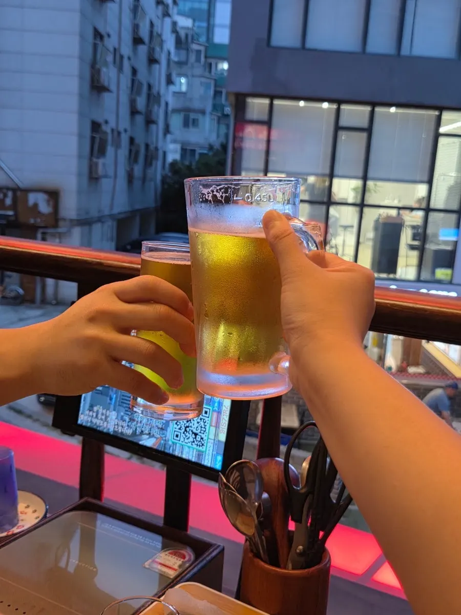 Window-side drinking spot with an outdoor-drinking feel at Hanamato