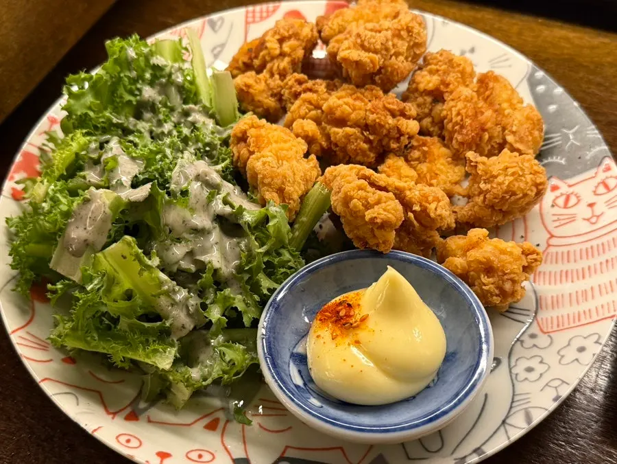 Side dishes and drinks table at Hanamato's Hyehwa branch