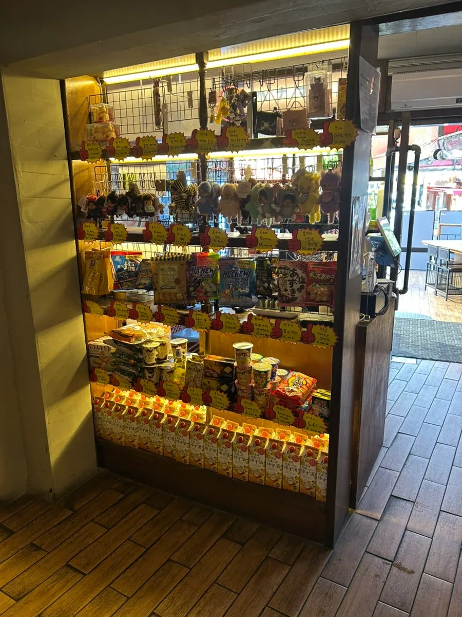 ハナマトのバー席とテーブル席の空間