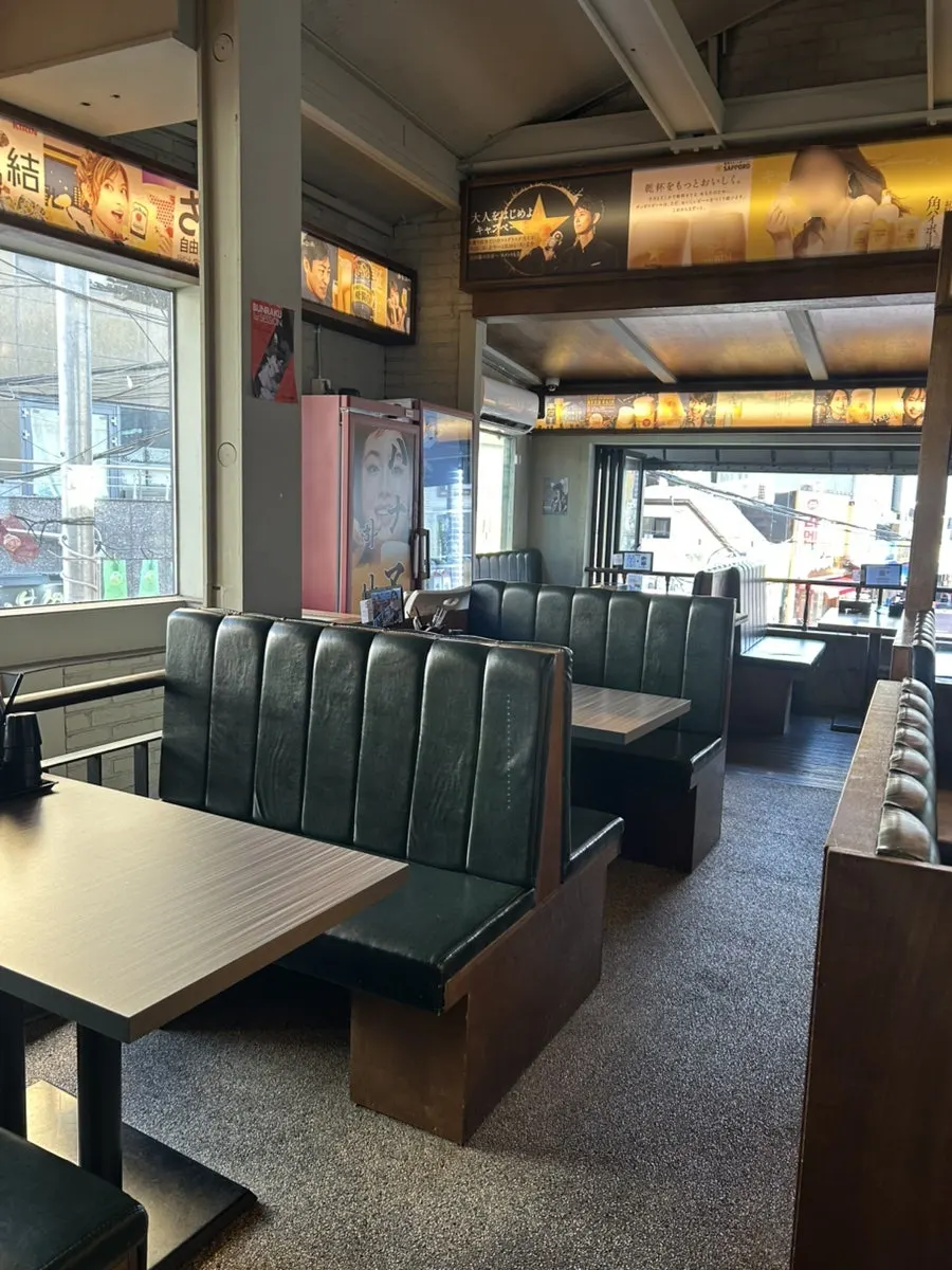 ほのかな照明とウッドトーンのハナマト店内