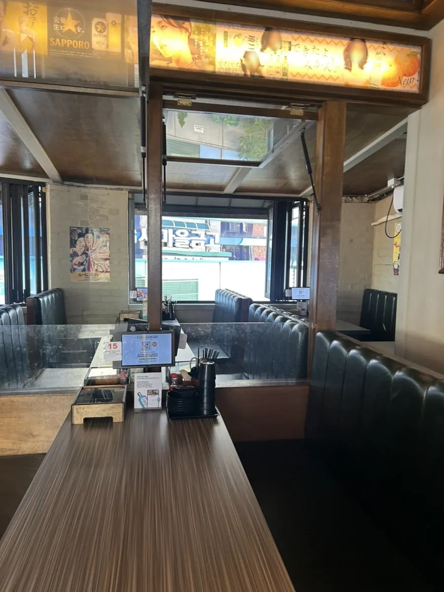 日本の居酒屋の雰囲気が漂うハナマト店内