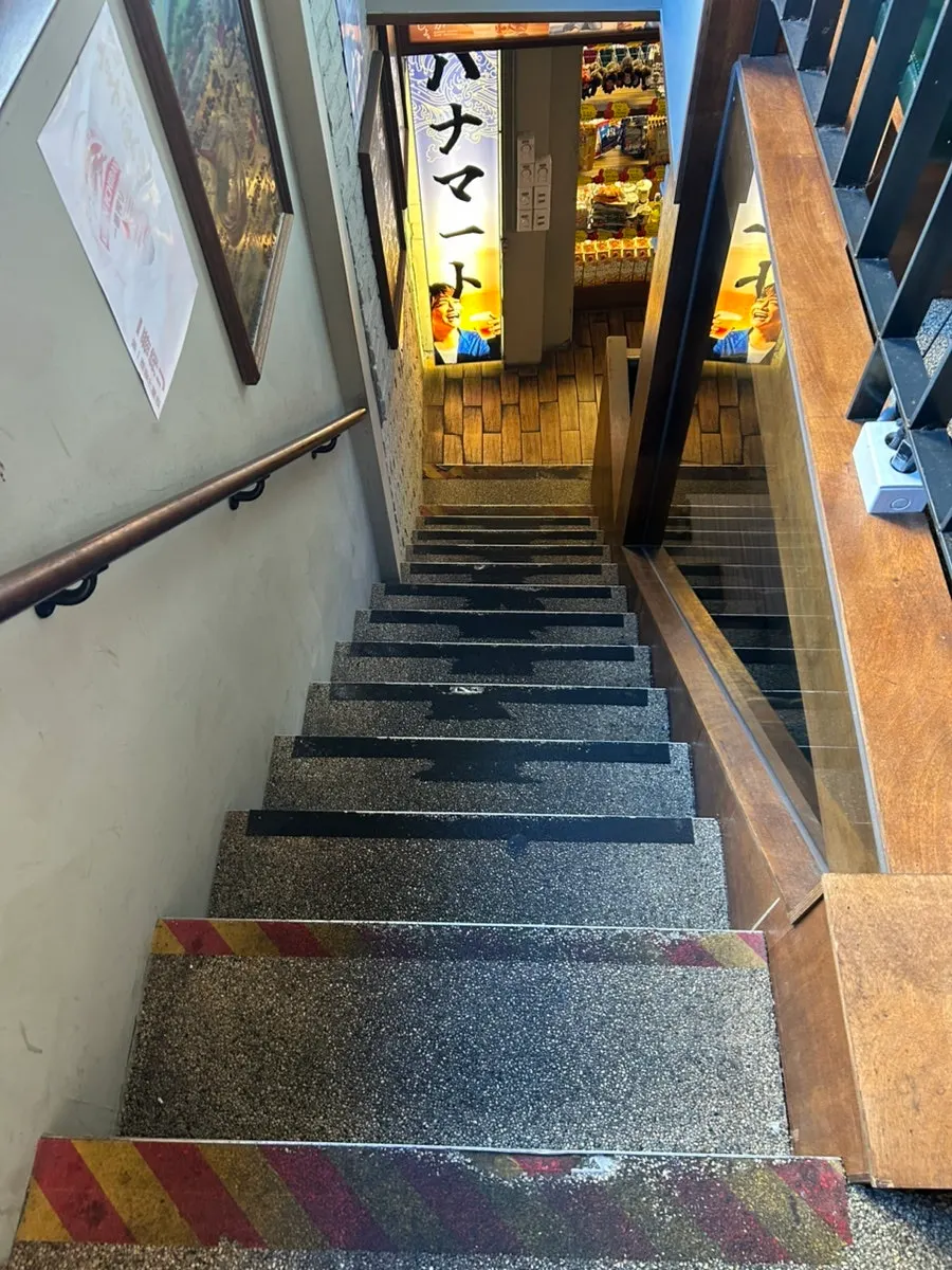 温かい雰囲気のハナマト店内空間