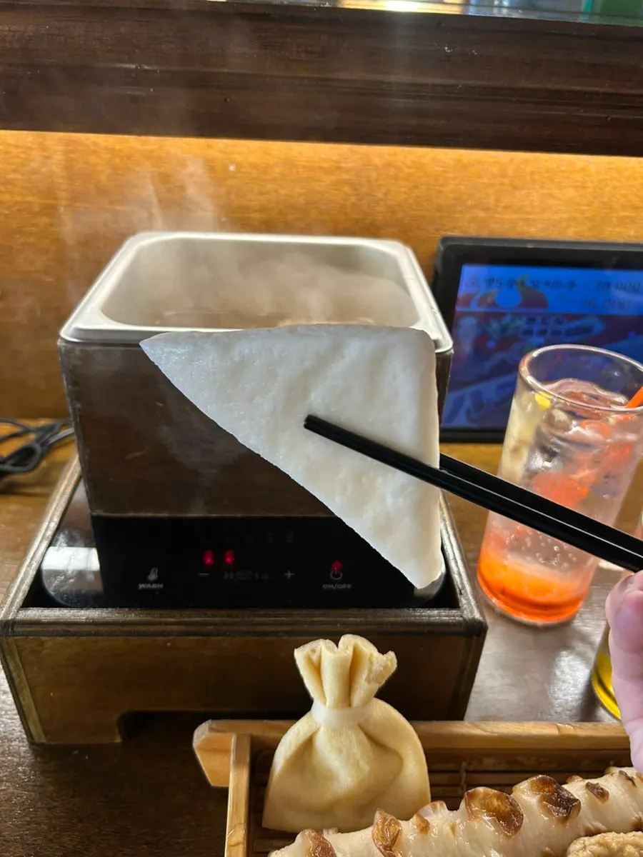 温かい出汁と共に出てきたハナマトのおでん