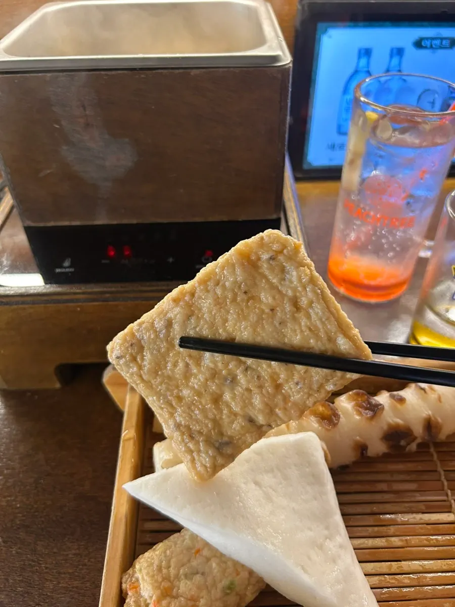 テーブルで温かく食べるハナマトのおでん