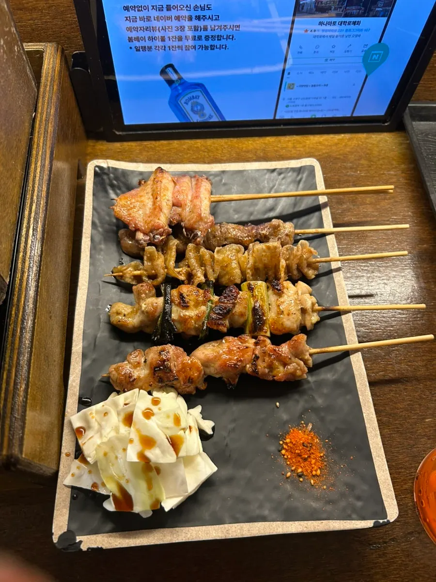 セットメニューのおでんを楽しむ様子
